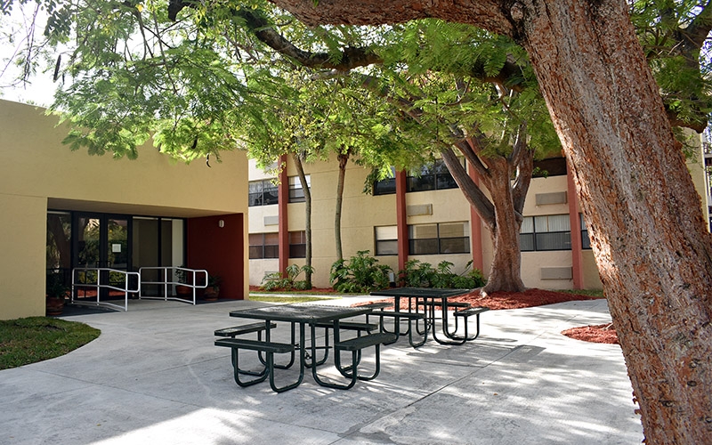 Cutler Meadows Glen Apartments outside seating area