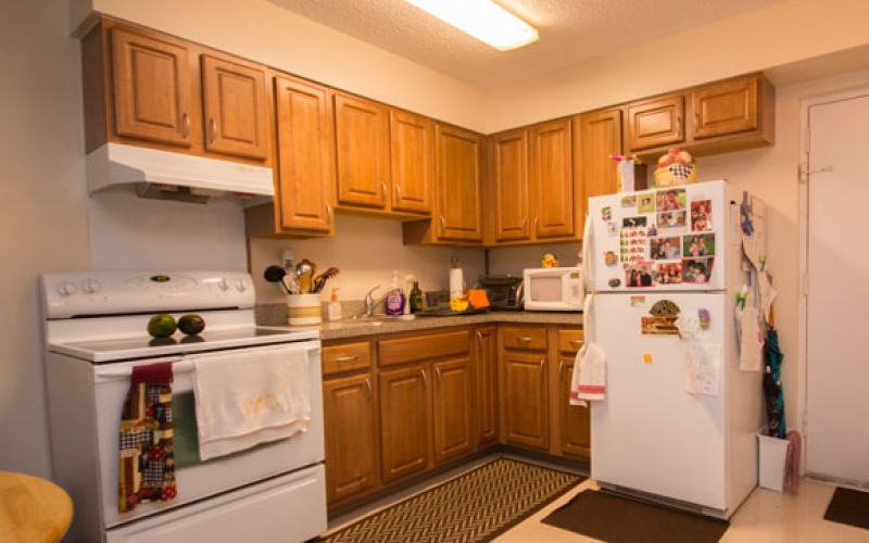 Cutler Meadows Glen Apartments unit kitchen