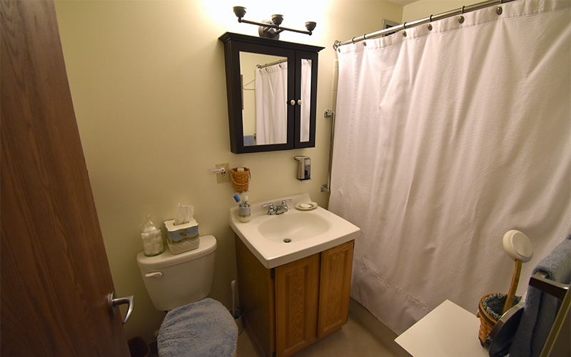 Riverview unit bathroom