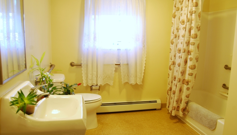 Water's Edge bathroom